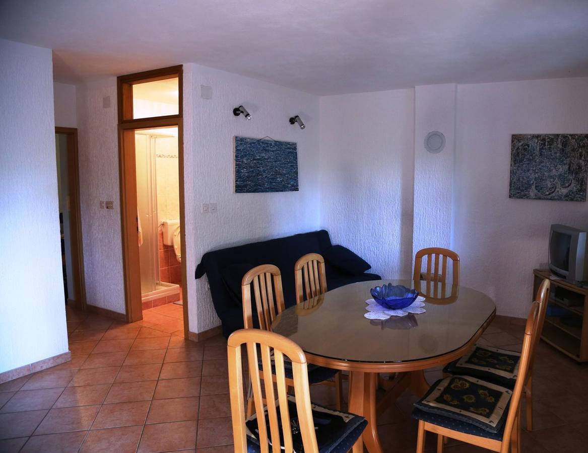 Apartments Coki Funtana Bagian luar foto